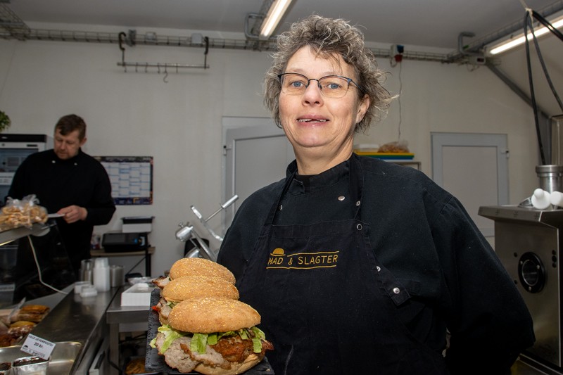 Tina Brander præsenterer Mad & Slagters nye frikadelle-burgere.