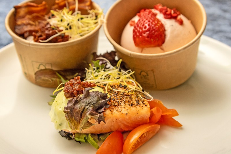Mad & Slagter har udviklet et nyt sortiment af tapas-inspirerede take-aways. Her er det forrest røget laks. I baggrunden hønsesalat og hindbær-mousse.