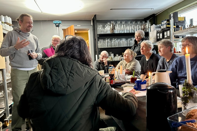 - Vi har tre uger, så åbner vi, sagde blomstermanden Johnny Haugaard ved mandagens morgenmøde i den gamle auktionshal i Hurup.