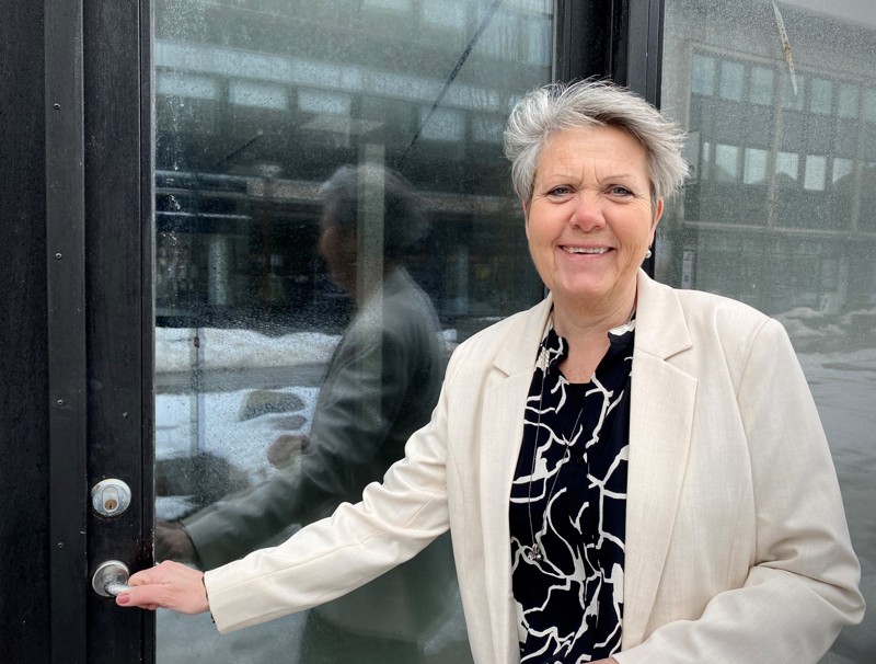Bente Schmidt ved forretningen, hvor der snart kommer til at stå Deres Collection på facaden.