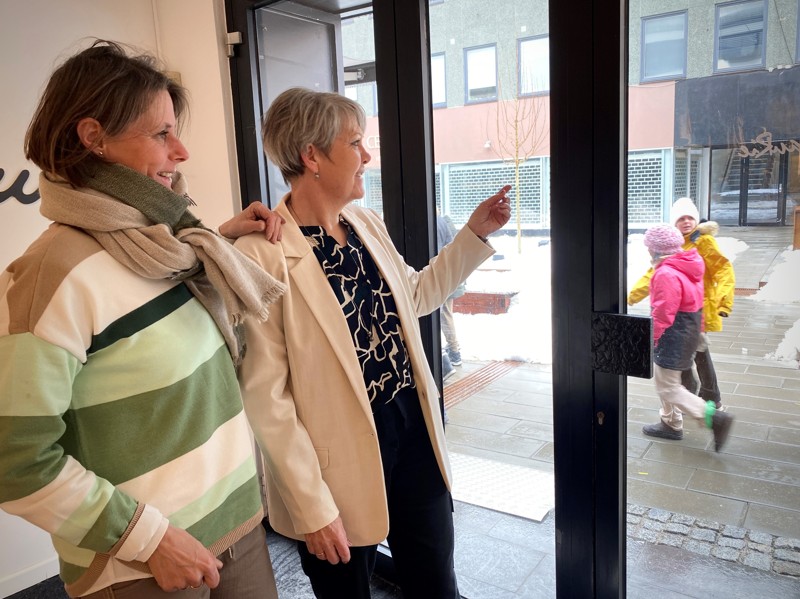 Jonna Læsø og Bente Schmidt glæder sig til at rykke ind i de nye lokaler lige overfor - der hvor facaden er sort.