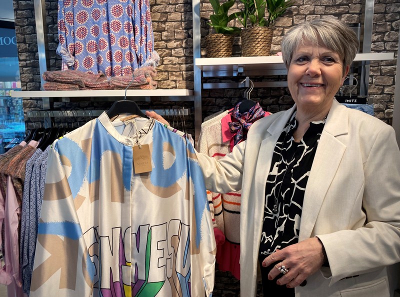 I de nye lokaler bliver der en slags butik i butikken med tøjmærket Marta Du Chateau, som Bente Schmidt her viser frem.