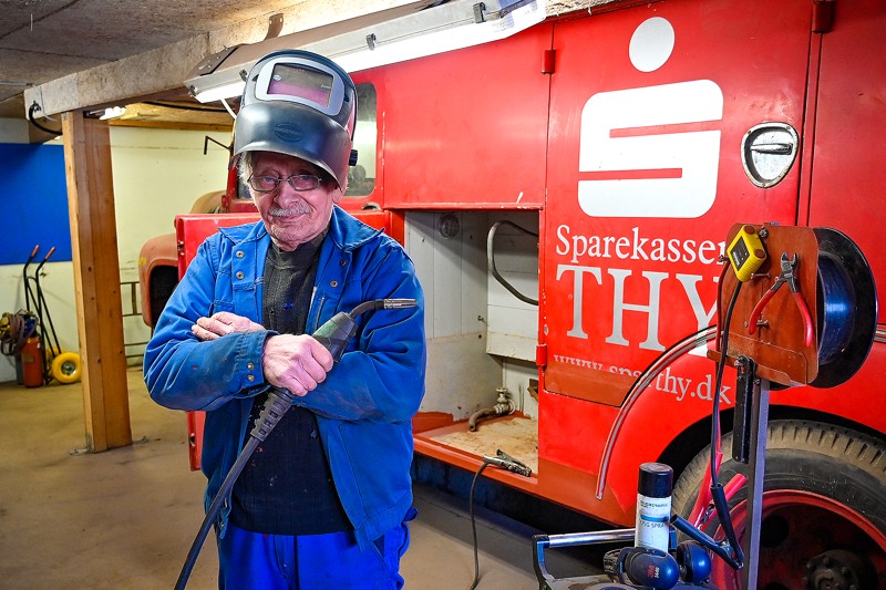 Brian Jensen er 74 år og Thys sidste pladesvejser. Han elsker at svejse og tager gerne 10 år mere før pension.