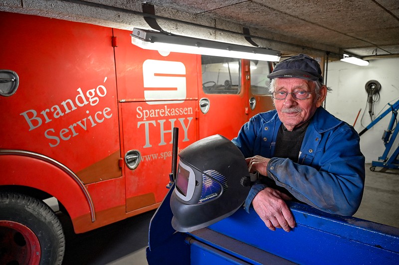 I 30 år har Brian Jensen drevet Koldby og Morup Mølle Pladesmedie - nu svejser han for andre værksteder, for svejsning af biler er der færre og færre, der kan.
