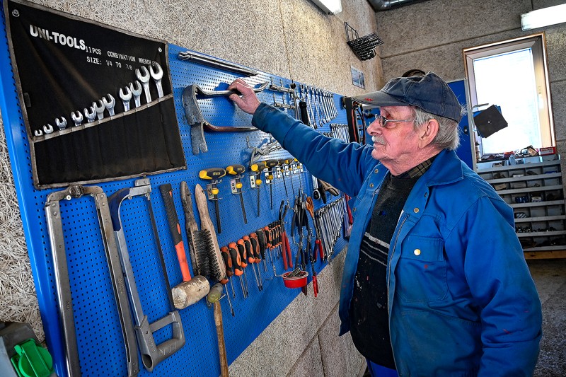 Der er orden i Pladesmedien i Koldby. - Jeg gider heller ikke at have gamle biler og skrot liggende rundt om huset, siger Brian Jensen.