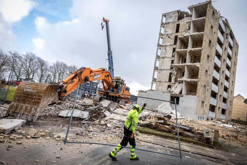Nedrivningen af det gamle højhus på Konvalvej gik lidt hurtigere end planlagt tirsdag. Gavlen blev væltet, og murbrokker røg ud på en lille vej ved siden af.