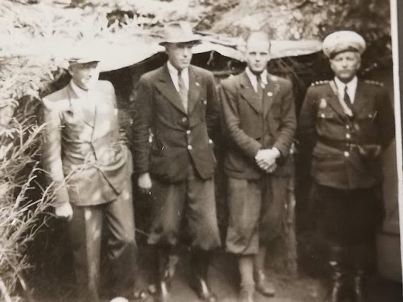 Fotografiet, som arkivleder Anita Rye Sørensen har affotograferet. Det er skytten Karl Johansen yderst til højre. De øvrige er formentlig myndighedspersoner, (fra venstre) en repræsentant fra politiet, godsejeren og sognefogeden.