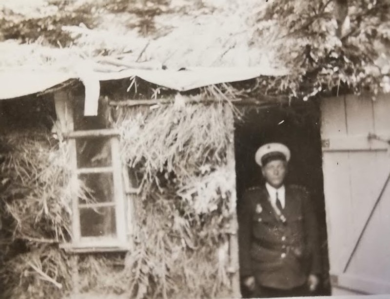 Skytte Karl Johansen i døren til den primitive hytte i skoven ved Willestrup i Himmerland, hvor en sovjetrussisk soldat formentlig søgte tilflugt under Anden Verdenskrig. 