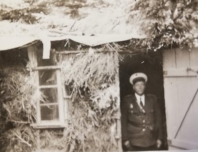 Skytte Karl Johansen i døren til den primitive hytte i skoven ved Willestrup i Himmerland, hvor en sovjetrussisk soldat formentlig søgte tilflugt under Anden Verdenskrig.