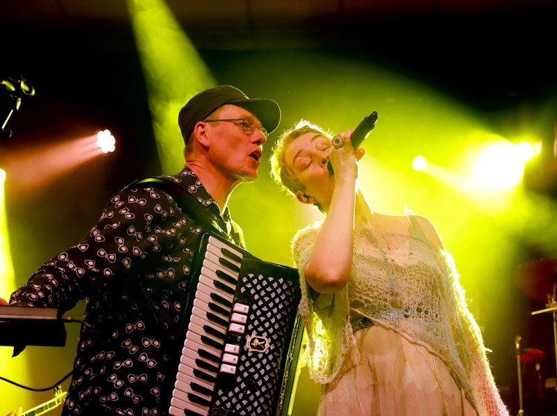Kernen i Sorten Muld består af Sanger Ulla Bendixen, Martin Døssing Ottosen på Keys, harmonika, nøgleharpe og jødeharpe, og Henrik Munch, som er elektronisk musiker. Her er det Ulla Bendixen og Martin Døssing Ottosen, som også danner par uden for musikken.