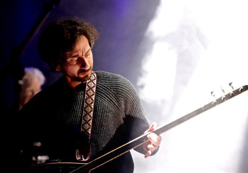 På Sorten Mulds nyeste album har bandet også hentet inspiration i folkemusikken i Mellemøsten. Med sig på scenen i Kulturhus Kappelborg har de udover blandt andet harmonika, nøgleharpe og jødeharpe også de mellemøstlige strengeinstrumenter saz og oud, spillet af dansk-tyrkiske Orhan Özgür Turan.