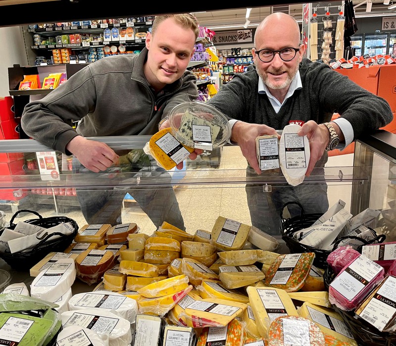 Lækre oste præsenteres af købmændene Frederik Pedersen (tv) og Jeppe Pedersen (th).