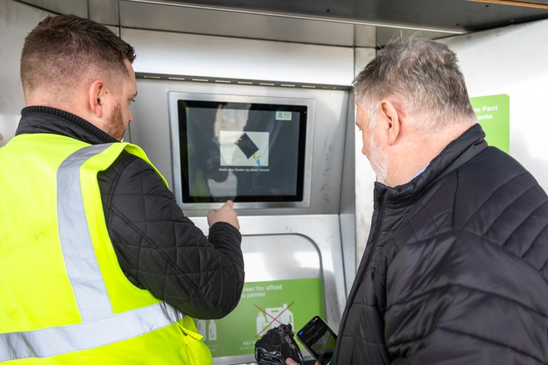Victor Rosenvinge guider en kunde ved ny pantstation. Se video af, hvordan det hele foregår i artiklen.