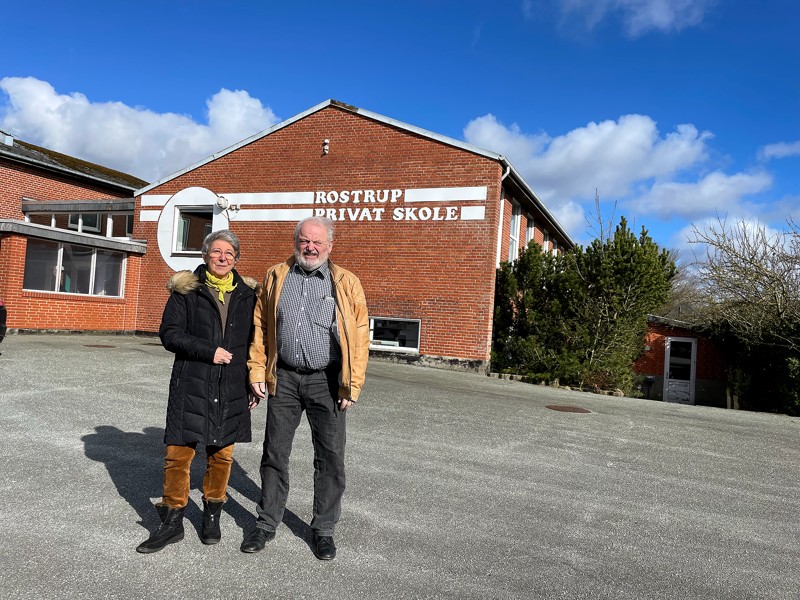 Mariagerfjord Kommune lukkede Rostrup Skole i 2011. Her købte Ruth og Christian Janner skolen, som i nogle år var privatskole, inden den lukkede. Nu står den tom, og parret vil gerne sælge. 