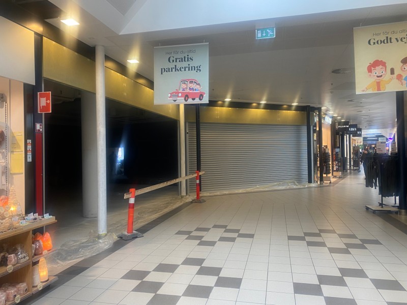 Det er de to lokaler her, der er ved at blive sat i stand, så Only & Sons kan åbne ny, stor tøjbutik.