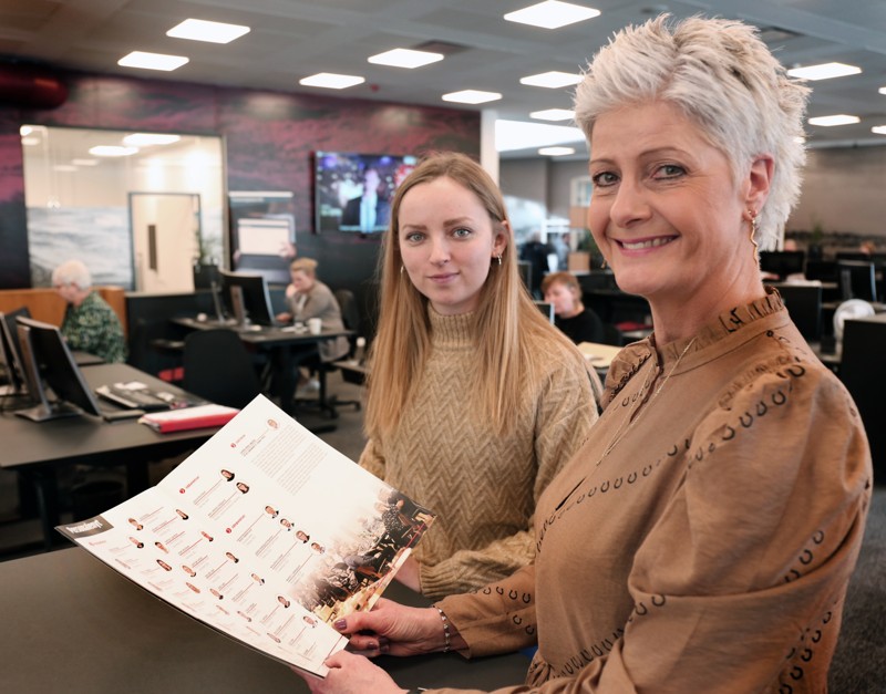 Listen over nye medarbejdere i Sparekassens magasin til garanterne bliver længere og længere. Her HR-chef Hanne Bro Odde sammen med én af de mange nye medarbejdere i 2022, Sara Bladtkramer Andersen.