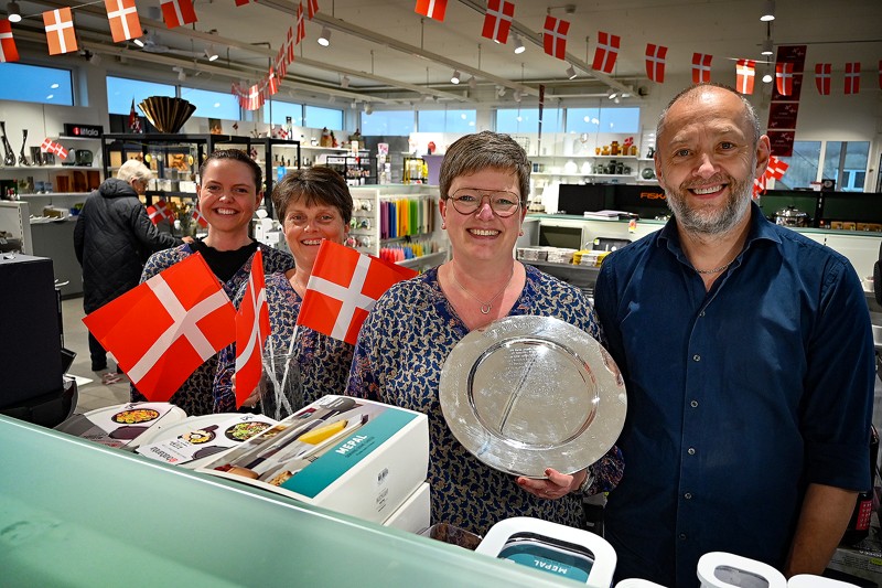Karina Klim (med platten) sender den flotte anerkendelse videre til butikkens medarbejdere, her repræsenteret ved (fra venstre) Freja Broholm, Gitte Christensen og Klaus Skaarup.
