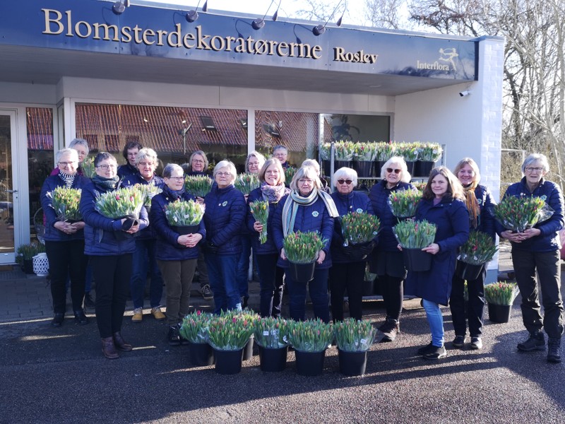Indehaveren Janne Krejberg sammen med nogle af de friske Lions-piger og de mange tulipanbuketter inden afgang til kunderne.