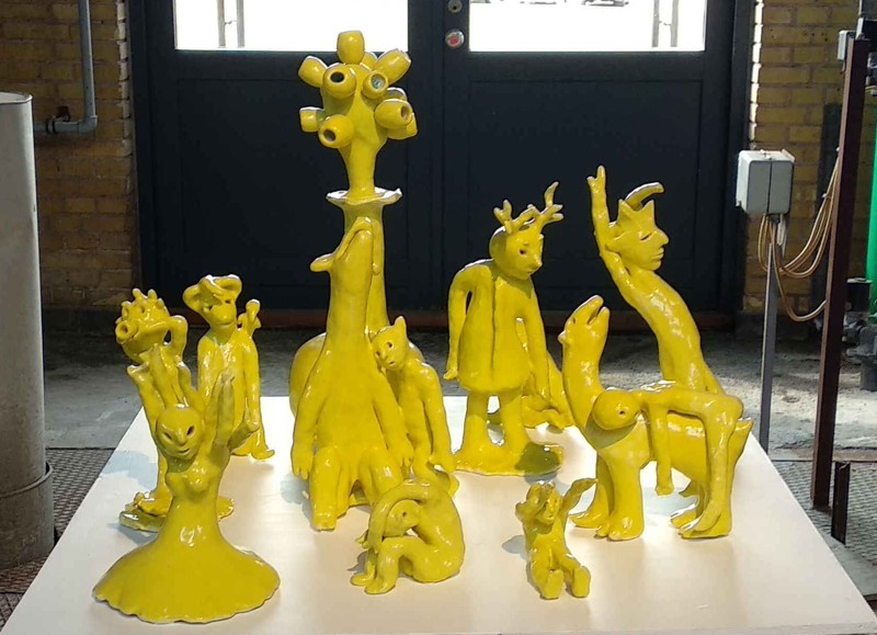 Den gule familie har Pernelle Maegaard kaldt denne skulptur.