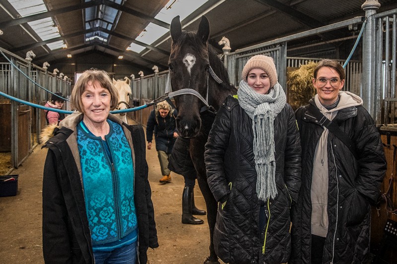 Der er atter liv på staldgangen hos Hals Rideklub. Forrest er den nye formand Katrine Morrild flankeret af tidligere formand, Konny Olesen (t.v.) og næstformand Maike Sand.