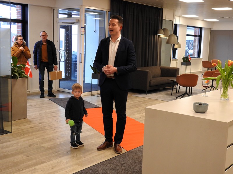 Far og søn af slægten Bærentsen, hvor det er den nye direktør, der holder tale til forsamlingen.