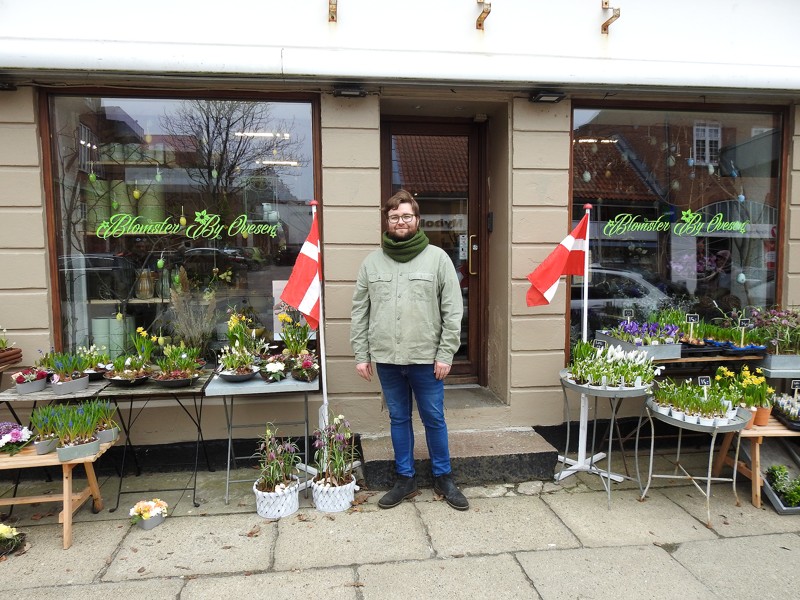 Her er det butik nr. 3 i Brinck Seidelins Gade i Hjørring, hvor den faste mand er Blomsterdekoratør Jonas Andersen.