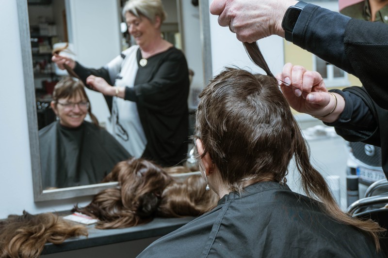 Kjersti Hagen håber at kunne inspirere andre kræftpatienter til at tage valget: at lade sig klippe og donere håret, inden det falder af i totter. 