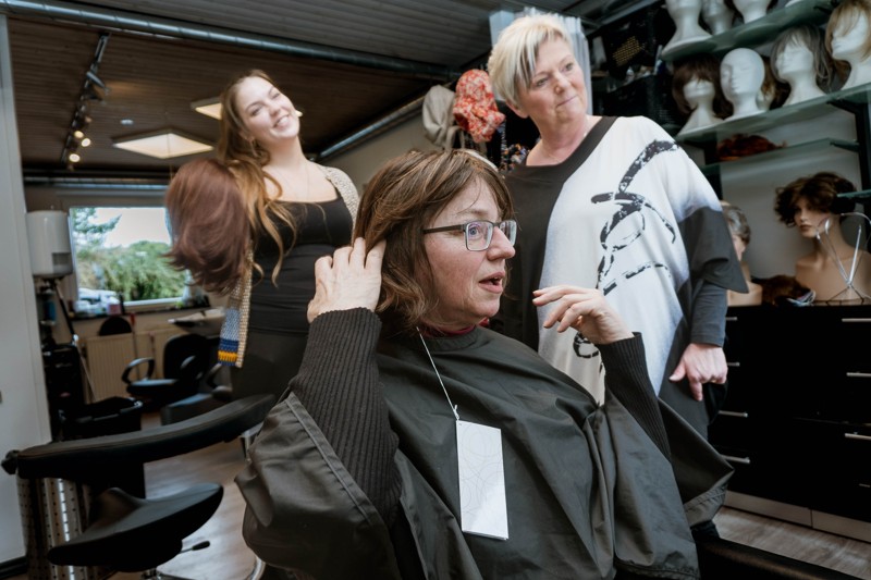 I samråd med sin datter Helene har Kjersti Hagen valgt den paryk, hun skal gå med de kommende måneder indtil kræftbehandlingen er overstået og hendes eget hår vokser ud igen.