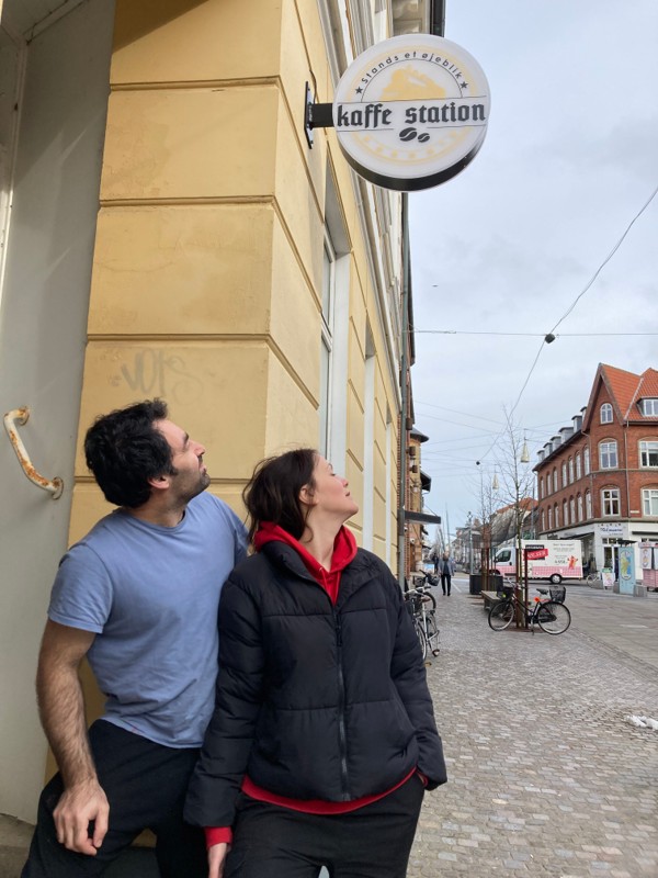 Kaffe Station i gågaden. Skiltet er oppe, og de første kunder skal gerne bydes velkommen 10.april, som er 2. påskedag.