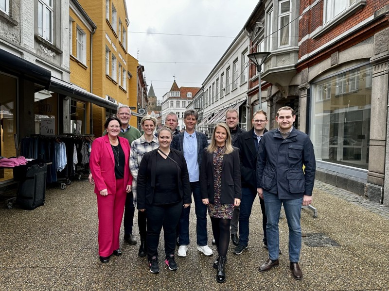 Hobro Handels nye bestyrelse samlet i gågaden. De er (fra venstre) Lone Mikkelsen (Kop og Kande), Peter Møller (Guldsmed Torben E. Møller/Thiele), Pernille Thomsen (Hobro Apotek), Pernille Bertelsen (Hotel Amerika), Lars Lind (Føtex), Line Thy (Fleur), Sanne Nielsen (Dressed), Paw Amstrup (Sparekassen Danmark), Bjarke Christensen (Super Brugsen) og Simon Andersen (Mr. Tang).
