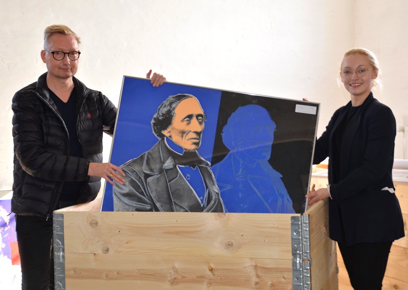 Kurator Thyge Christian Fønss-Lundberg og Benedicte Rottbøll har fundet H. C. Andersen frem