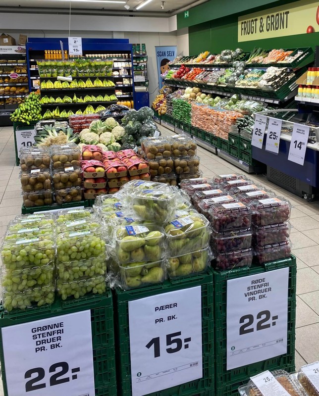 Grøntafdelingen er en af de vigtigste i butikken, mener købmand Dennis Andersen.