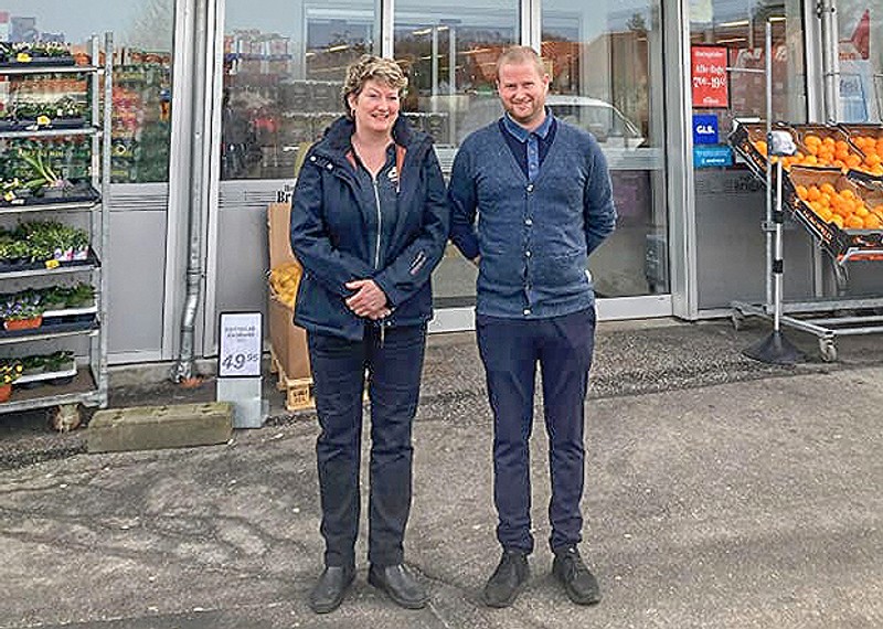Leon Andreas Jensen er ny uddeler hos Dagli'brugsen i Hou. Han ses her i selskab med formanden for brugsens bestyrelse, Ulla Larsen-Coles.