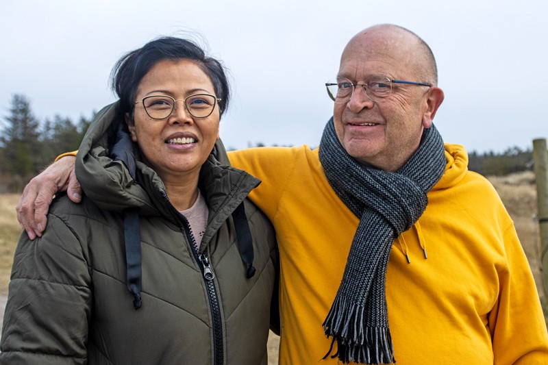 Niels Friis flytter til Tranum sammen med hustruen Umporn Panlum. Hun stammer fra Thailand, men har dannet par med Friis i en halv snes år.