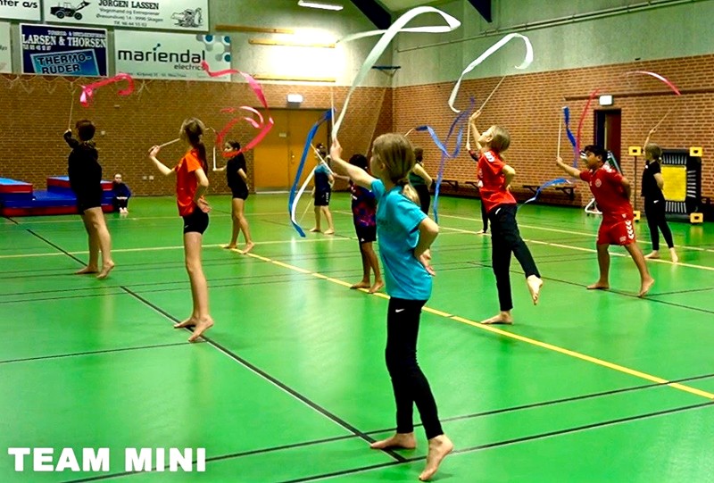 Team Mini er igang med at finpudse gymnastikøvelserne til årets opvisning.