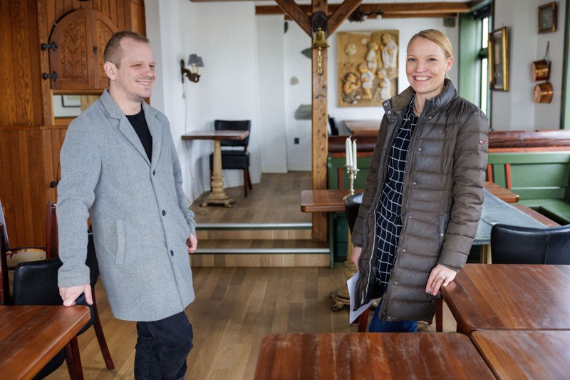 Kim Koch Nielsen og Lone Pedersen glæder sig til at byde de første gæster velkommen, når kroen slår dørene op til påske.