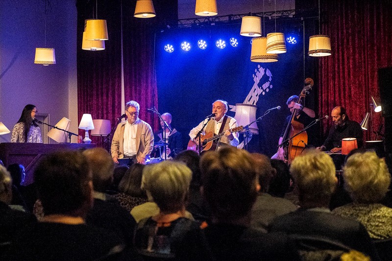 Helge Engelbrecht og Neighbours på scenen ved fredagens koncert i Hjallerup Kulturhus.