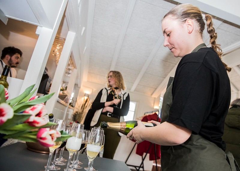 Der var mulighed for at smage både mad og vin ved arrangementet på Raalingen. Her er det tjener Helena Olesen, der skænker op.