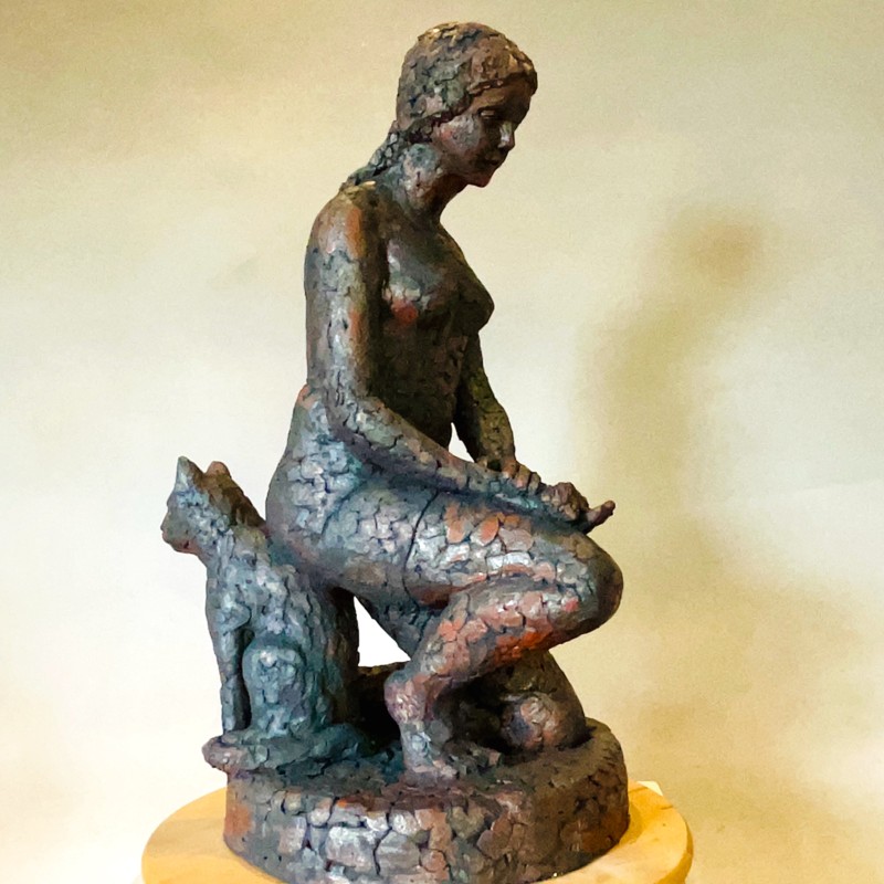 Bodil Dam udstiller bronze- og stenskulpturer.