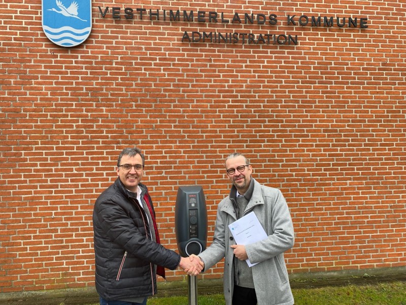 På billedet ses Drift- og anlægschef Kent Vestergård med kontrakten sammen med Erich Beck fra Norlys foran administrationsbygningen i Farsø.