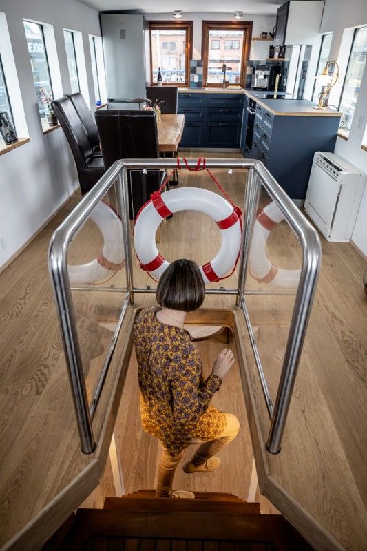 Marianne Mulle og Claus Jensen fra Aalborg skifter 300 m2 ud med den 70 m2 store husbåd Figaro, som de i efteråret totalrenoverede.