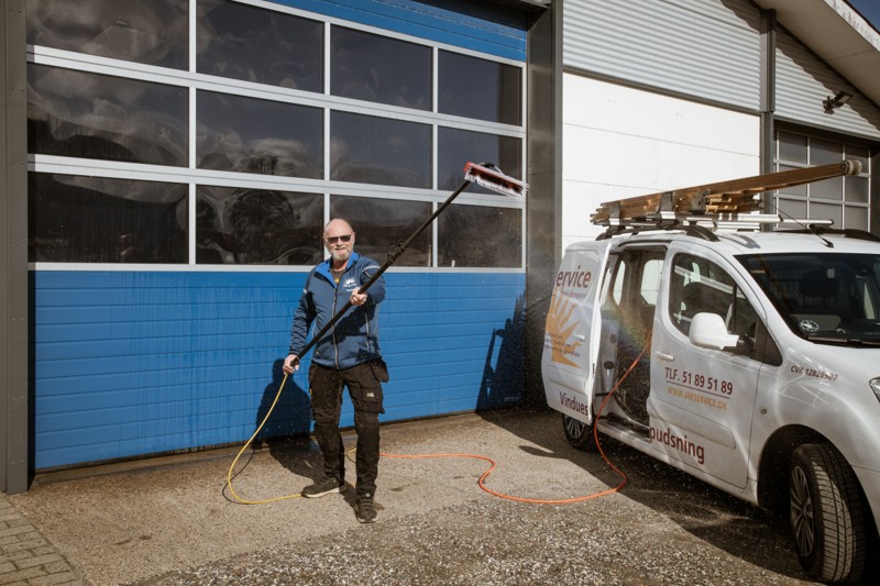 JRK Service tilbyder alt indenfor rengøring, havearbejde, vinduespudsning, snerydningsservice og belægningsarbejde.