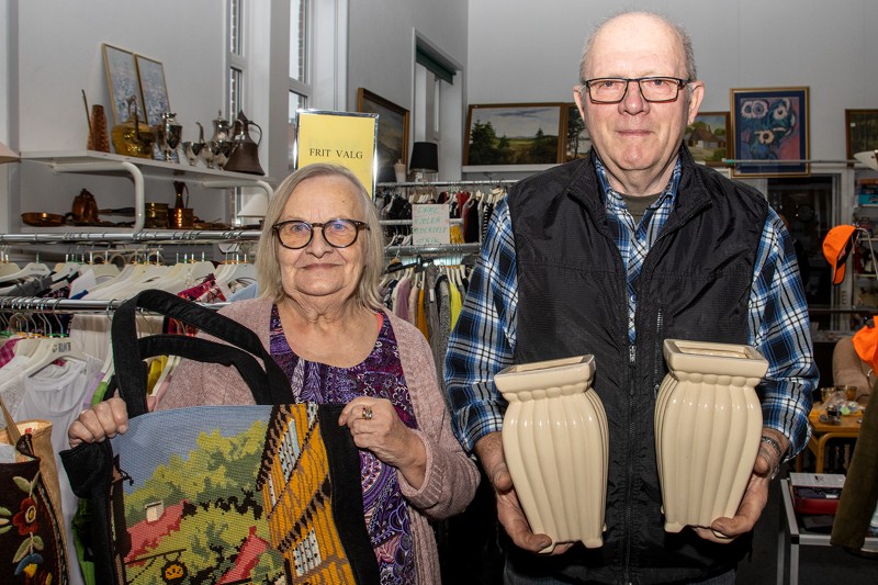Lige i øjeblikket hitter stramajbroderier, som de frivillige monterer på bæreposer – især blandt de norske kunder, fortæller Rita Christensen og Jakob Sørensen fra IM Genbrug i Brovst.