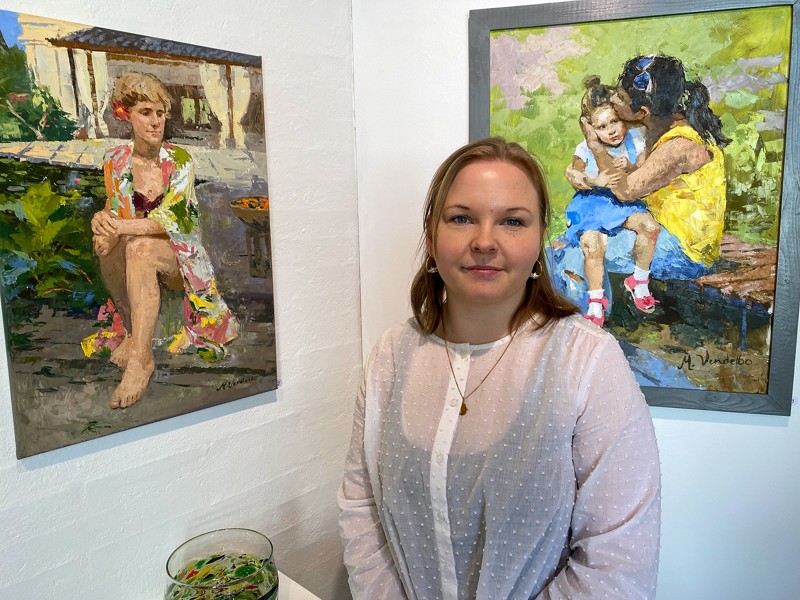 Blandt udstillerne er Maja Vendelbo, der har 12  malerier med på udstillingen.