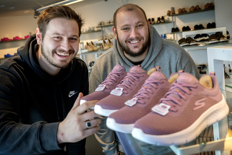 Kasper og Daniel Holms mål er at have sko på hylderne, der passer til alle aldre og til enhver pengepung.