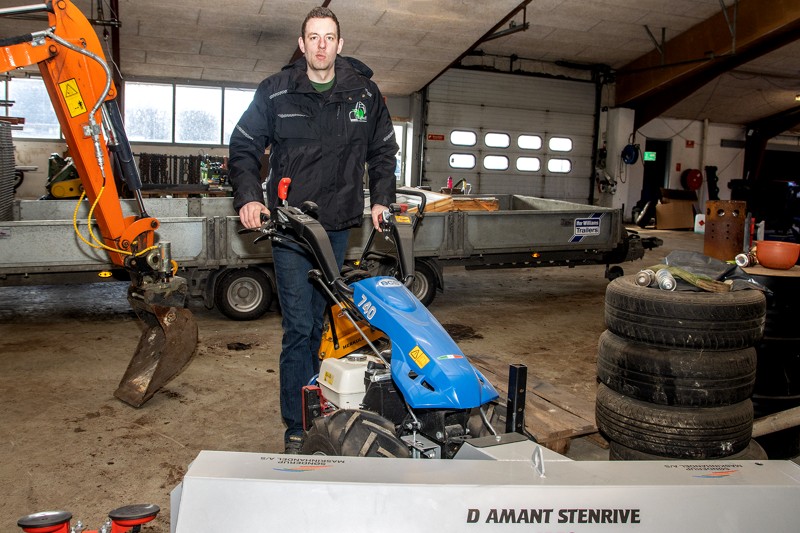 Kasper Eghoffs nyeste investering er en motoriseret stenrive, som er en stor hjælp, når der skal anlægges nye haver og græsplæner.