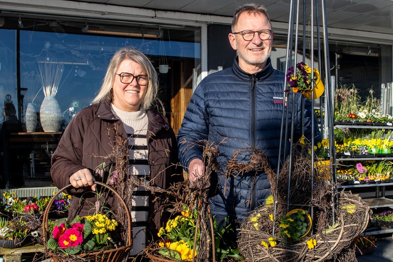 Vibeke Stiller Thomsen og Bo Kølby fra Brovst Handelsforening missede lidt med øjnene, da de benyttede den første forårssol til at pynte Jernbanegade til påske.