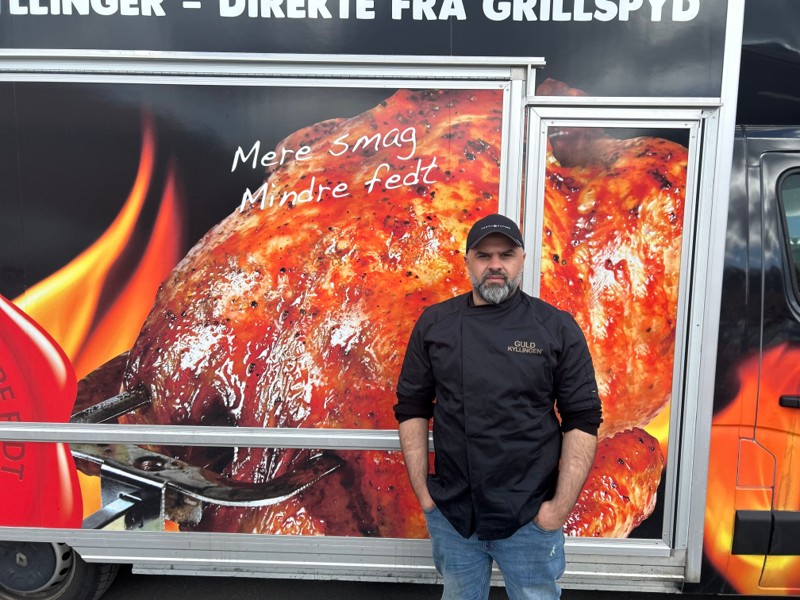 Mahran kører rundt i hele Nordvestjylland og sælger grillkyllinger til sultne gæster i både Nykøbing og Hurup i Thy.