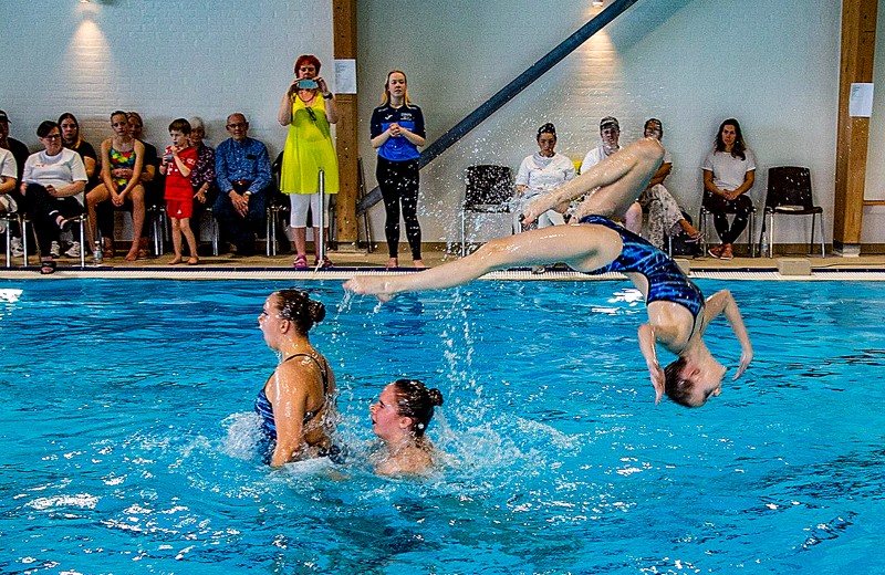 Imponerende kunstsvømning blev vist ved stævnet i Snedsted med deltagelse fra hele landet. 