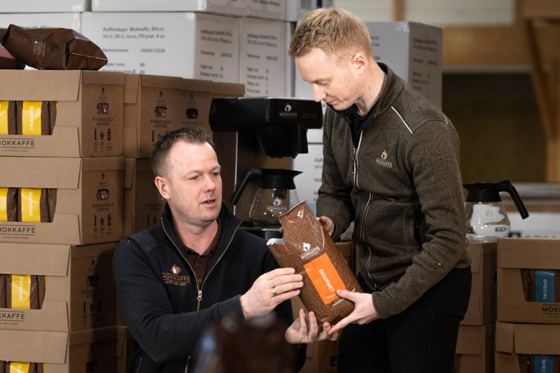 Carsten Jensen (tv) og Nicholas Ertmann forsyner virksomheder med både kaffebryggere og et bredt udvalg af bønner.
